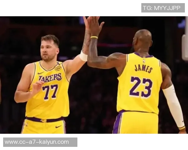 詹姆斯与东契奇共同承担责任应对里夫斯缺阵的挑战与决策压力